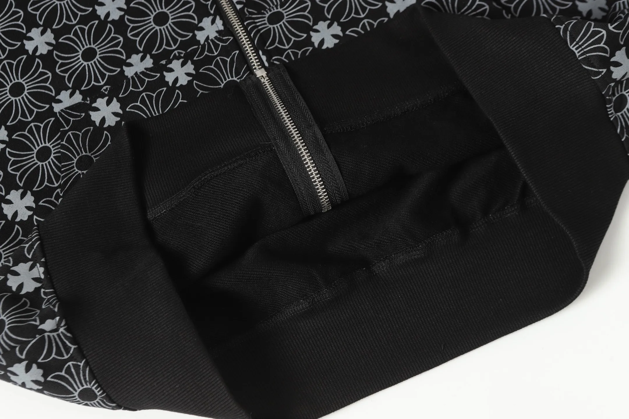 P300 cross-border model, please do not place an order if you are pursuing quality - Chrome Hearts/Chrome Hearts Sanskrit Dark Pattern Horseshoe Sanskrit Cross ✝️ Printed Zipper Sweater Cardigan Jacket - High weight, high density and high quality. The wool is soft, delicate and skin-friendly. It feels soft and silky. It has excellent warmth and skin-friendly properties. - Custom-woven and custom-dyed, no color difference. No matter the fabric or workmanship details, it beats the ordinary version on the market. - Hardware zipper accessories are all customized and full of details. -Colour: Black White Blue -Size: S M L XL